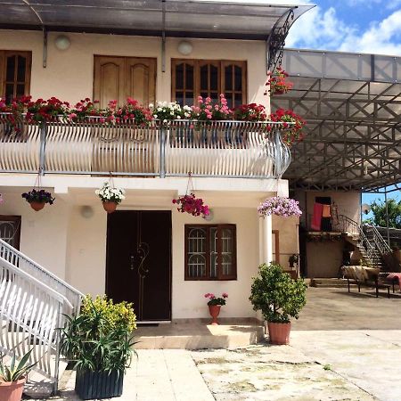 Guesthouse On Zheleznodorozhnaya Szuhumi Kültér fotó