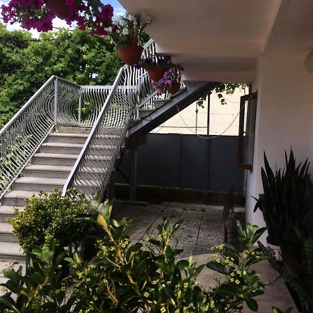 Guesthouse On Zheleznodorozhnaya Szuhumi Kültér fotó