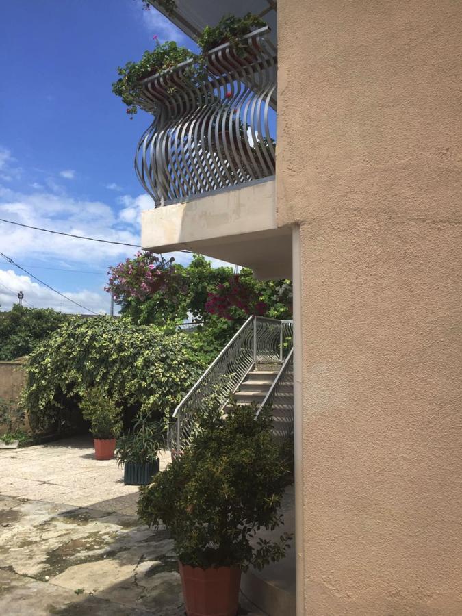 Guesthouse On Zheleznodorozhnaya Szuhumi Kültér fotó