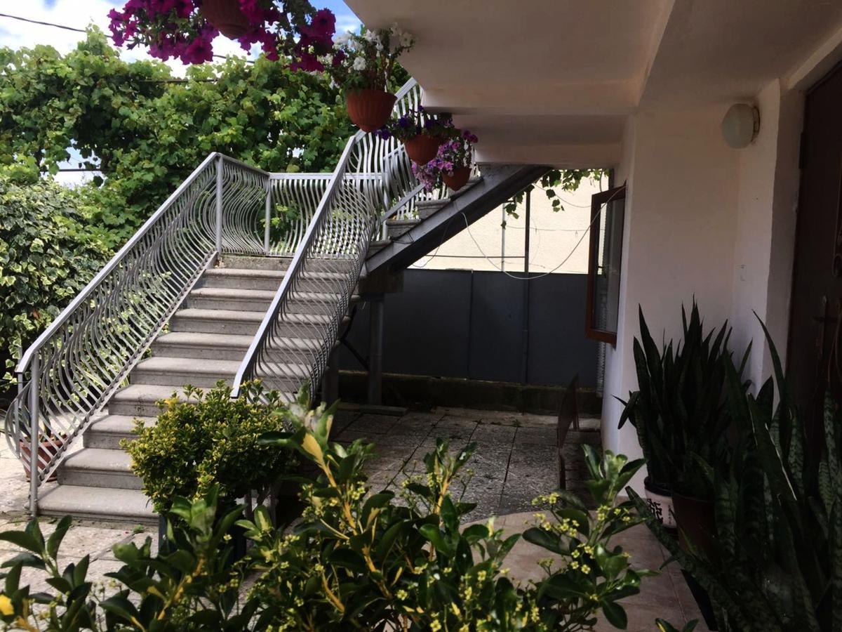 Guesthouse On Zheleznodorozhnaya Szuhumi Kültér fotó