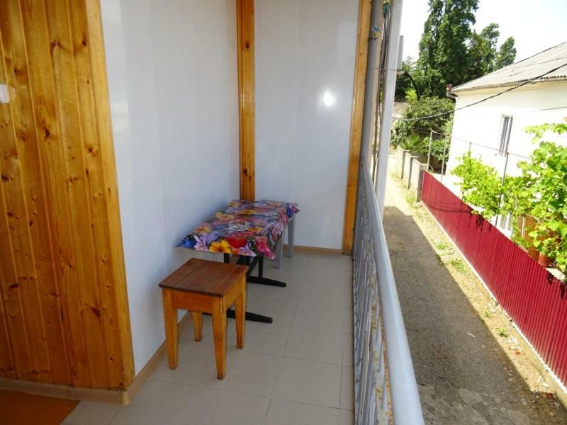 Guesthouse On Zheleznodorozhnaya Szuhumi Kültér fotó