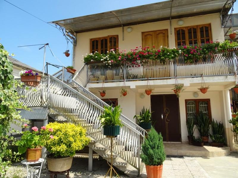 Guesthouse On Zheleznodorozhnaya Szuhumi Kültér fotó